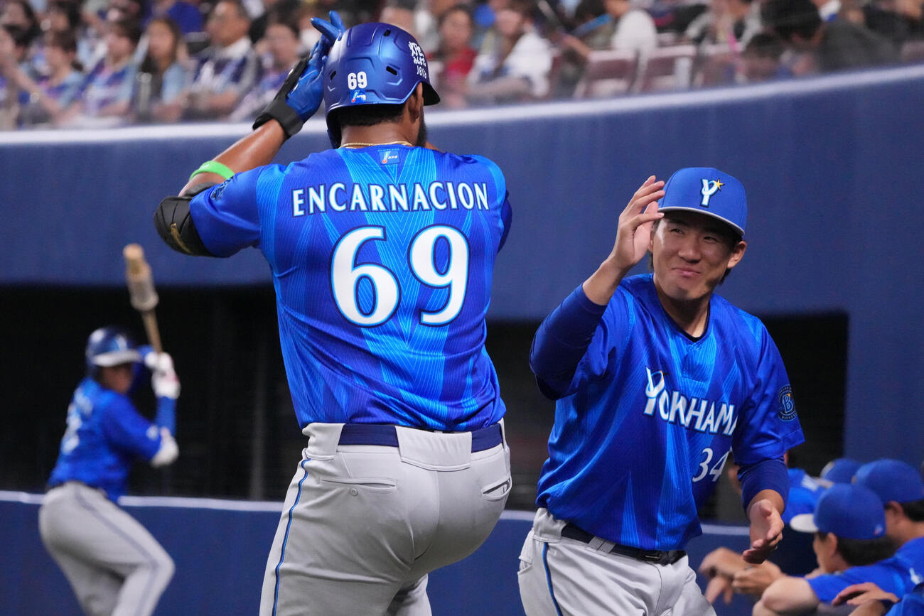 中日対DeNA 4回表DeNA無死、ヘラル・エンカーナシオン（左から2人目）は本塁打を放ちナインとタッチを交わす（撮影・森本幸一）