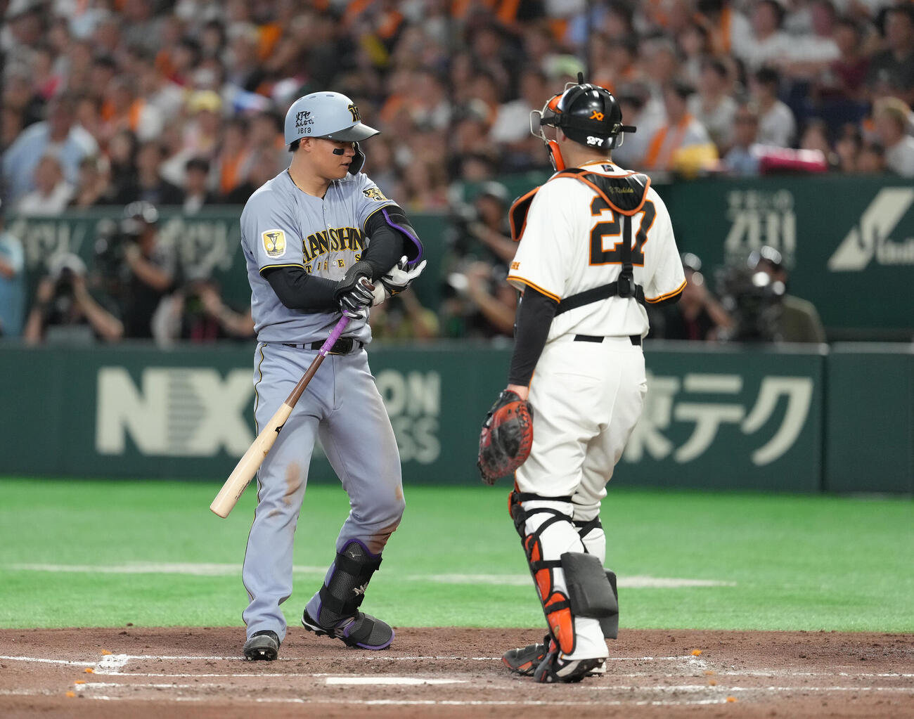 巨人対阪神　4回表阪神2死一、二塁、森下翔太（左）は死球を受ける（撮影・足立雅史）