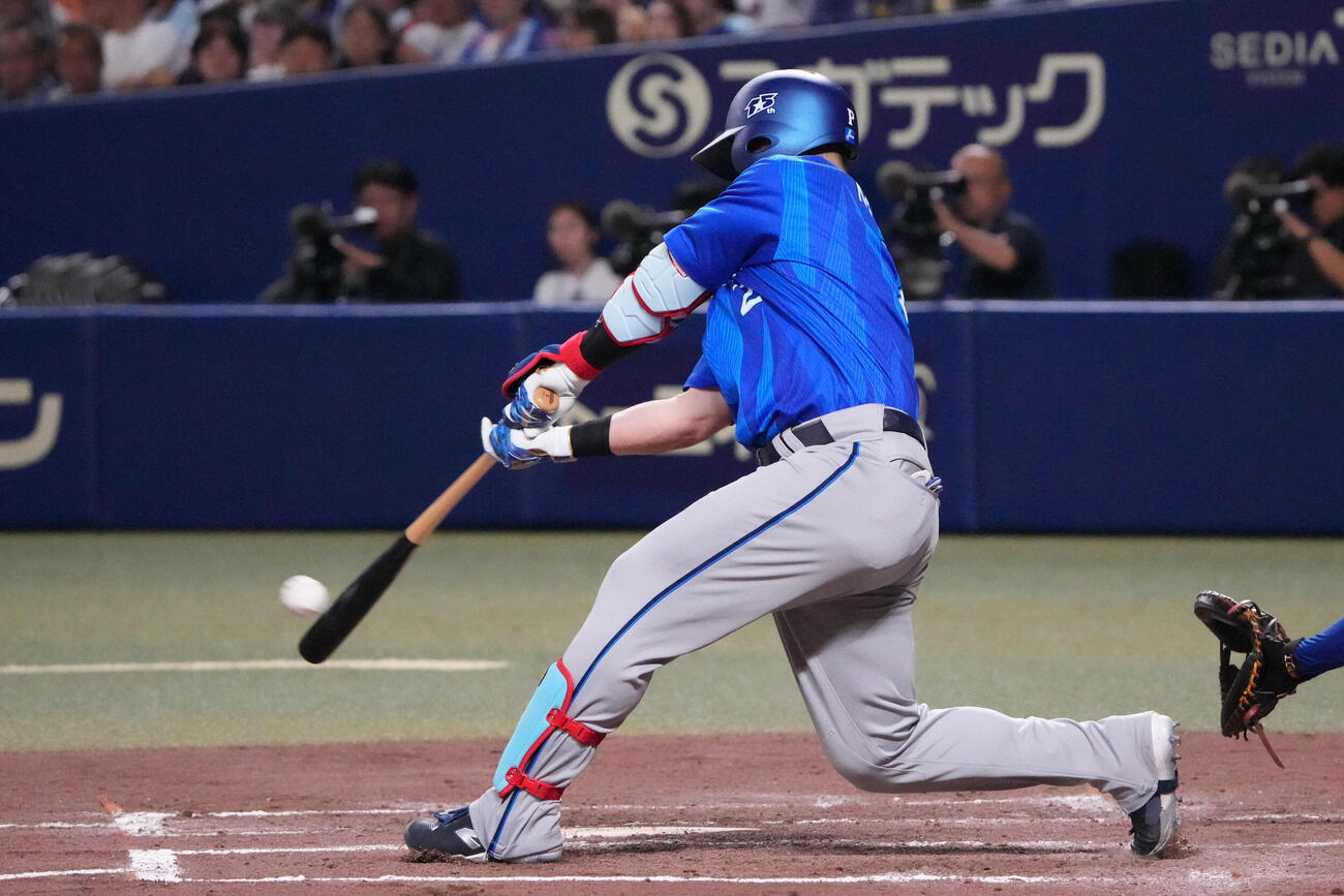 中日対DeNA 3回表DeNA2死、本塁打を放つ牧秀悟（撮影・森本幸一）