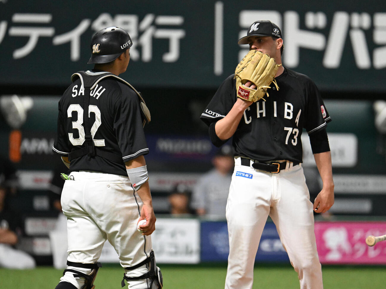 ソフトバンク対ロッテ　3回裏ソフトバンク1死三塁、佐藤都志也（左）と話すサム・ロング（撮影・林敢治）