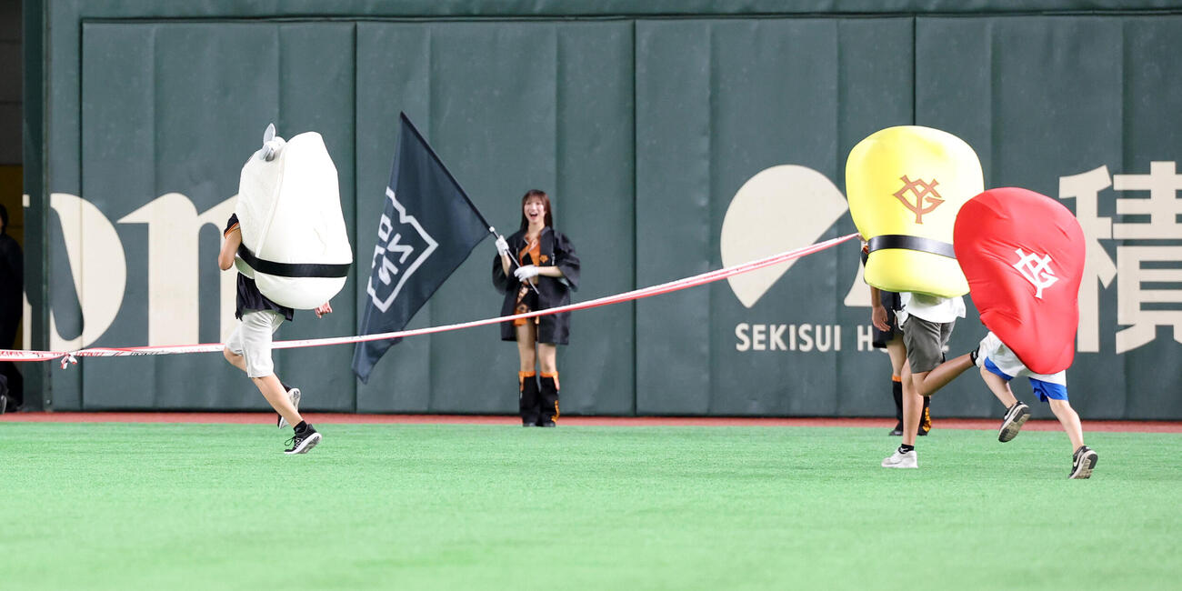 巨人対阪神　すしレースはイカの勝利（撮影・浅見桂子）