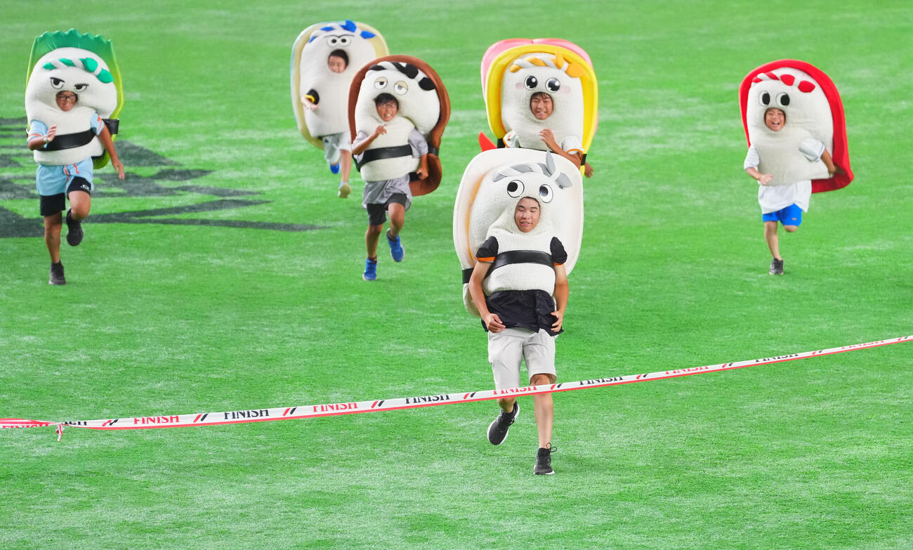 巨人対阪神　すしレース（撮影・垰建太）