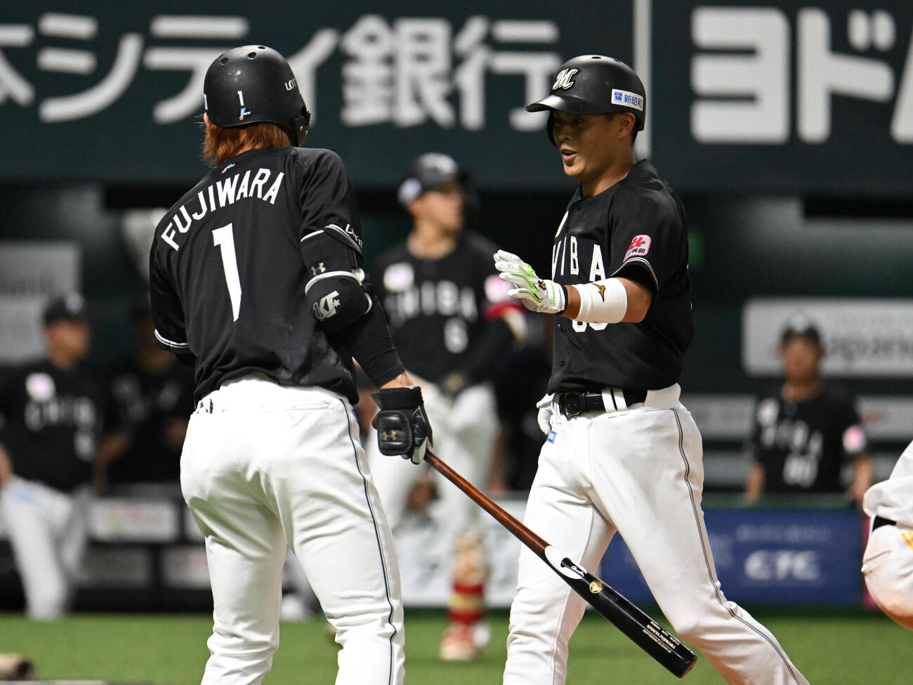 ソフトバンク対ロッテ　5回表ロッテ無死一塁、山﨑剛（右）は2点本塁打を放ち藤原恭大とタッチを交わす（撮影・林敢治）