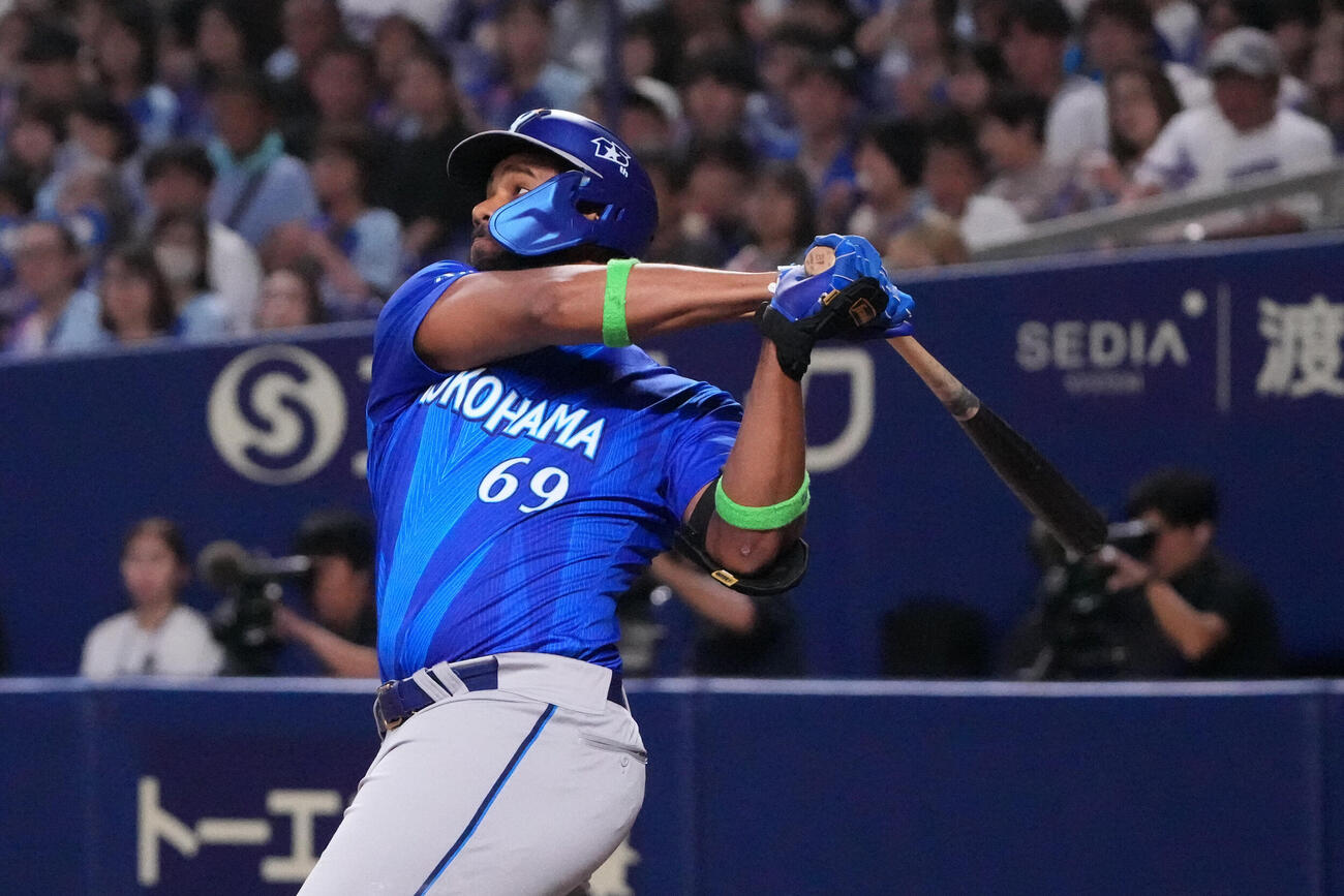 中日対DeNA 4回表DeNA無死、本塁打を放つヘラル・エンカーナシオン（撮影・森本幸一）