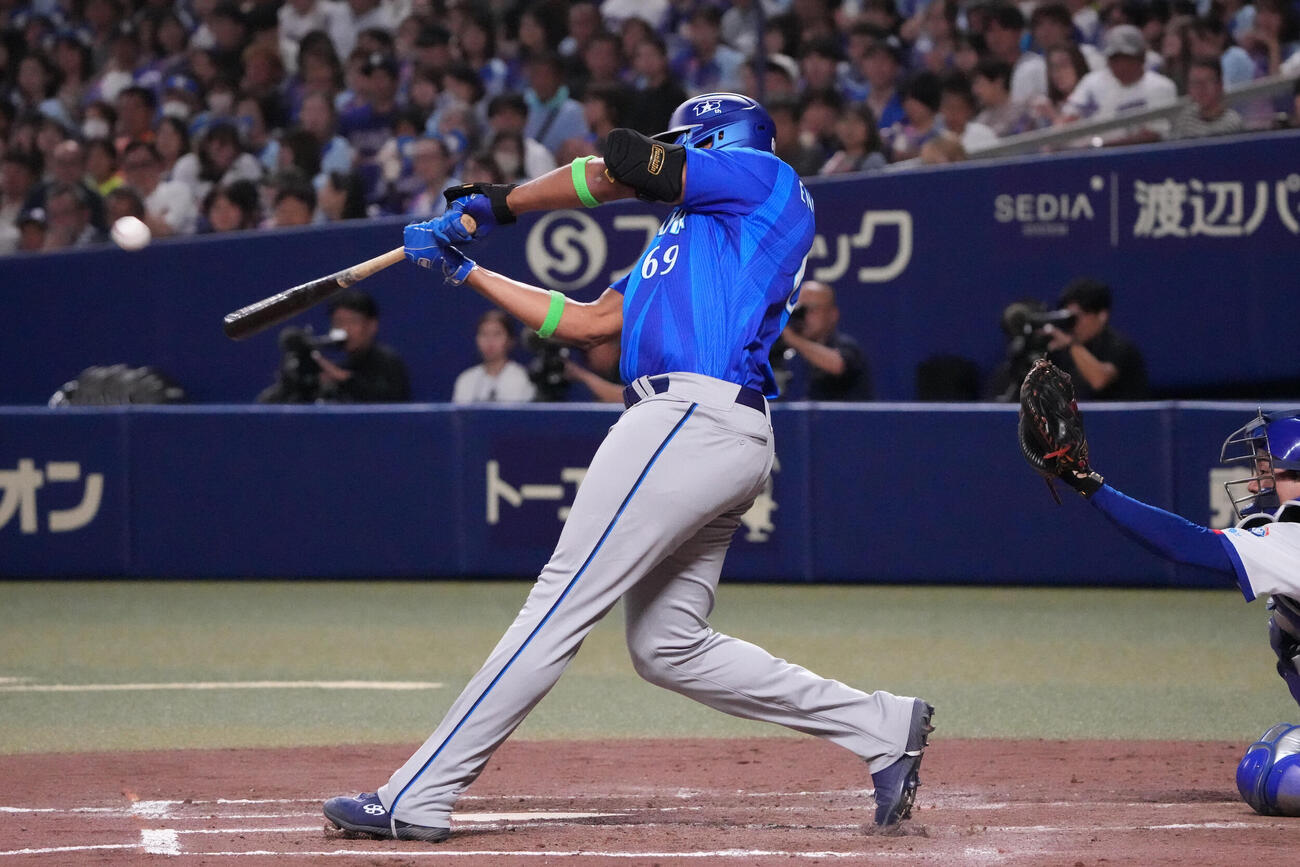 中日対DeNA 4回表DeNA無死、本塁打を放つヘラル・エンカーナシオン（撮影・森本幸一）