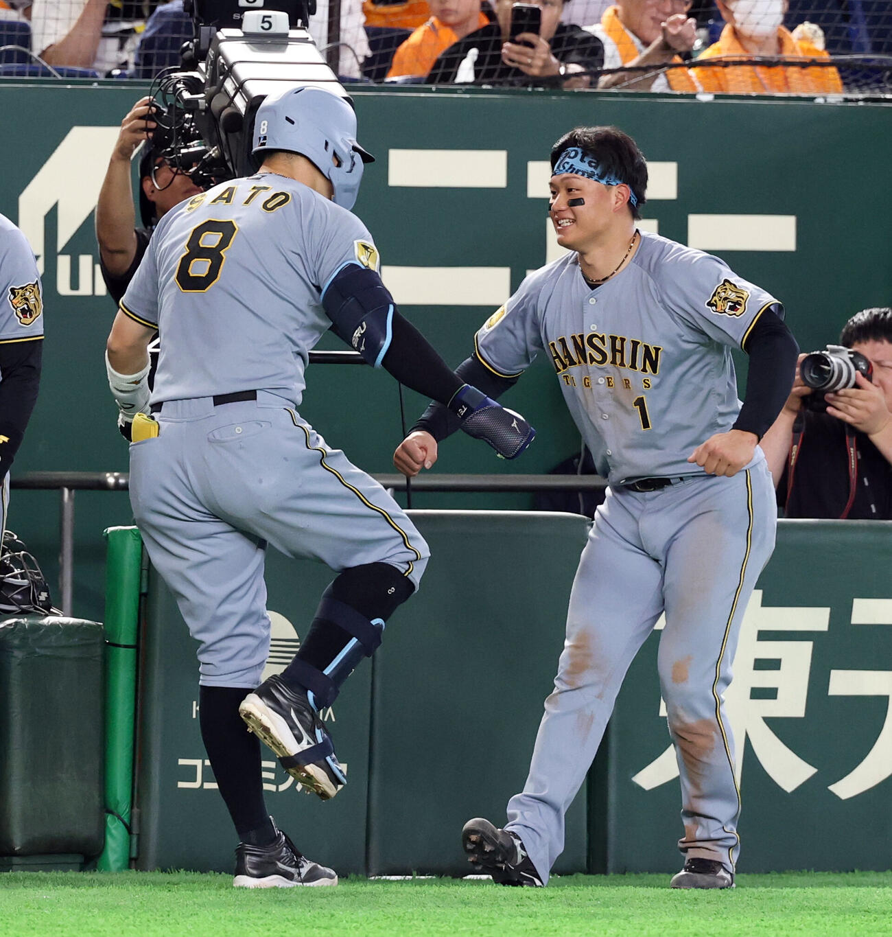 巨人対阪神　3回表阪神1死、佐藤輝明（左）はソロ本塁打を放ち、森下翔太とポーズ（撮影・浅見桂子）