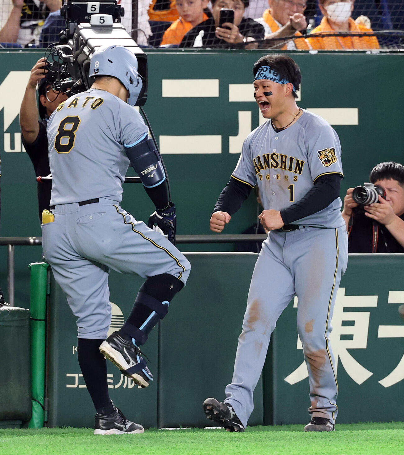 巨人対阪神　3回表阪神1死、佐藤輝明（左）はソロ本塁打を放ち、森下翔太とポーズ（撮影・浅見桂子）