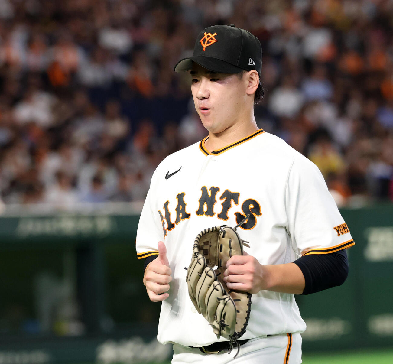 巨人対阪神　1回表阪神に2点の先制を許し、くちびるをかみしめてベンチに戻る井上温大（撮影・浅見桂子）