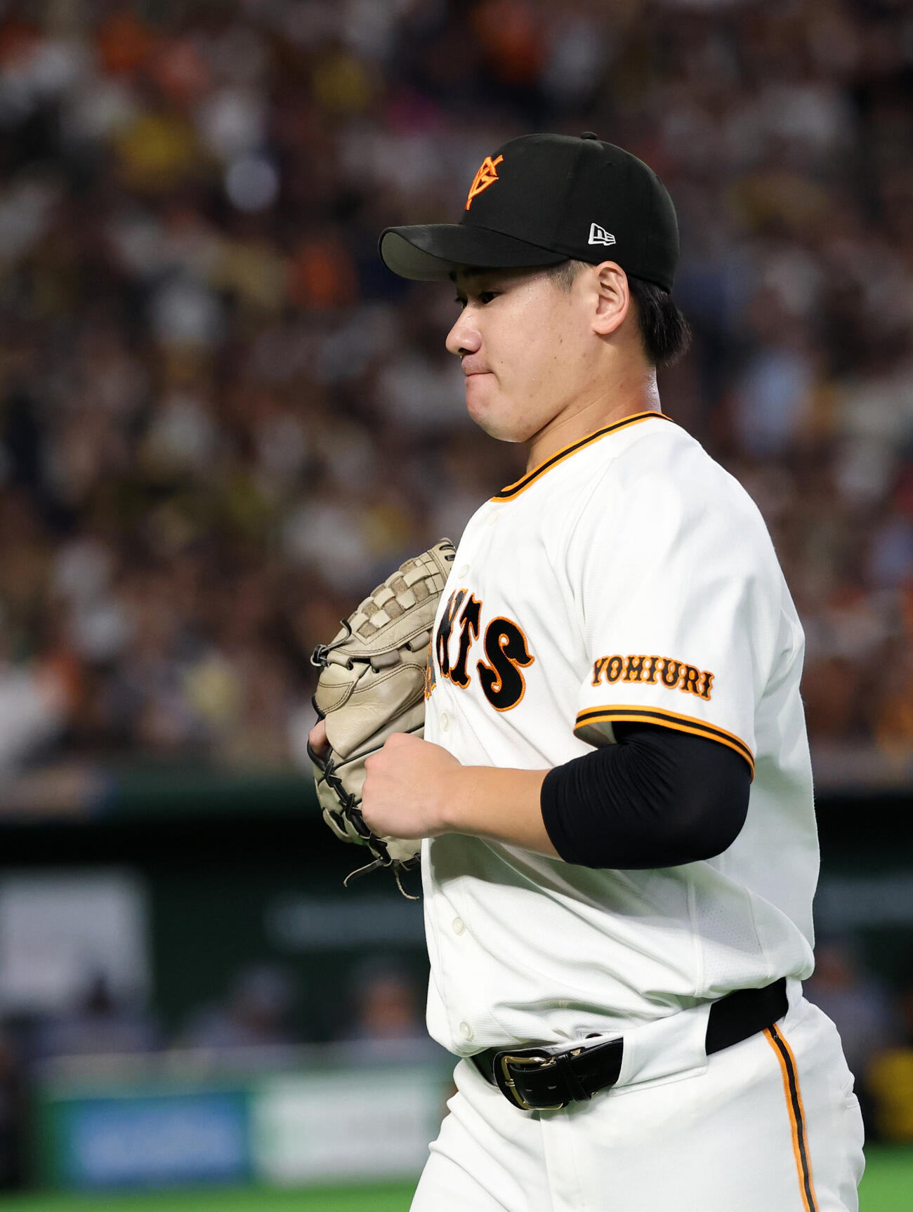 巨人対阪神　5回を終えて、くちびるをかみしめてベンチに戻る井上温大（撮影・浅見桂子）