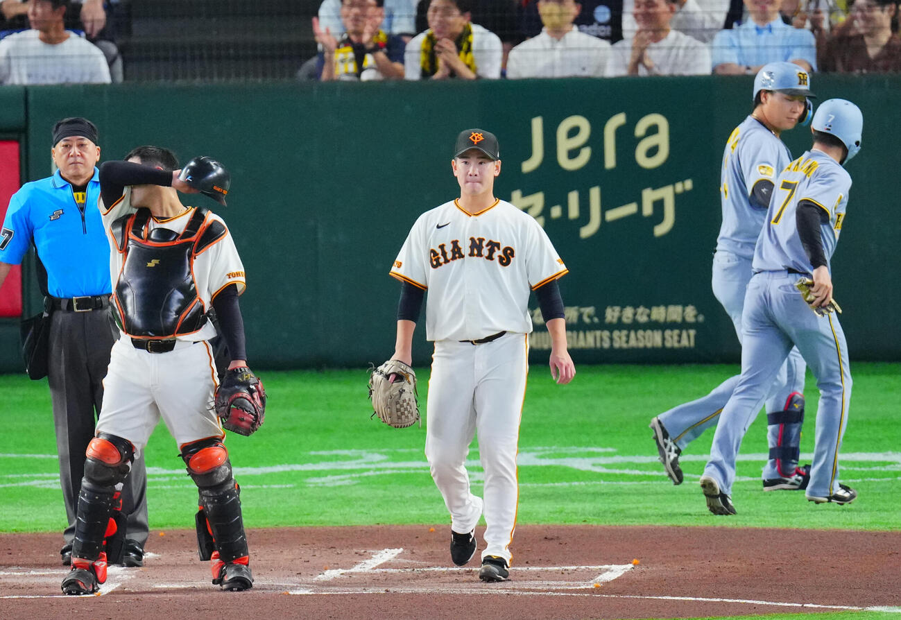 巨人対阪神　1回表阪神1死一、二塁、佐藤輝明に先制適時打を許す井上温大（中央）（撮影・垰建太）