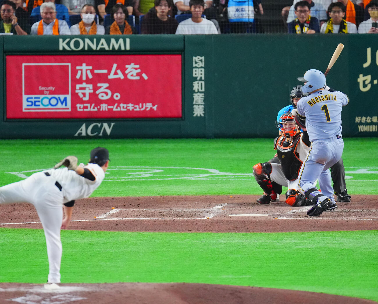 巨人対阪神　4回表阪神2死一、二塁、死球を受ける森下翔太。投手井上温大（撮影・垰建太）