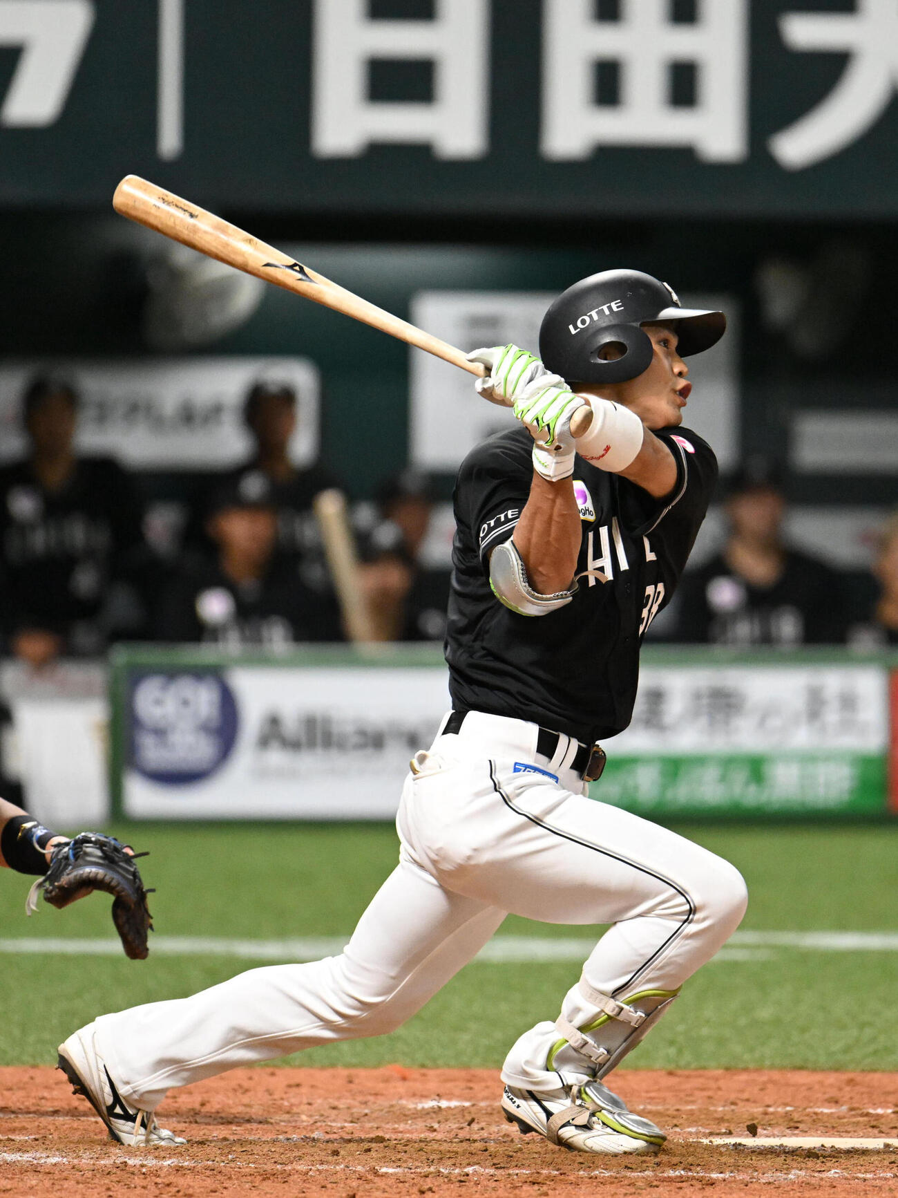 ソフトバンク対ロッテ　5回表ロッテ無死一塁、山崎剛は2点本塁打を放つ（撮影・林敢治）