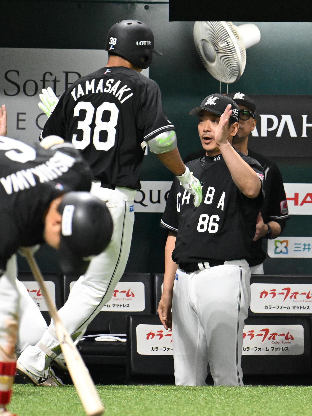 ソフトバンク対ロッテ　5回表ロッテ無死一塁、山崎剛（左）は2点本塁打を放ちサブロー監督とタッチを交わす（撮影・林敢治）