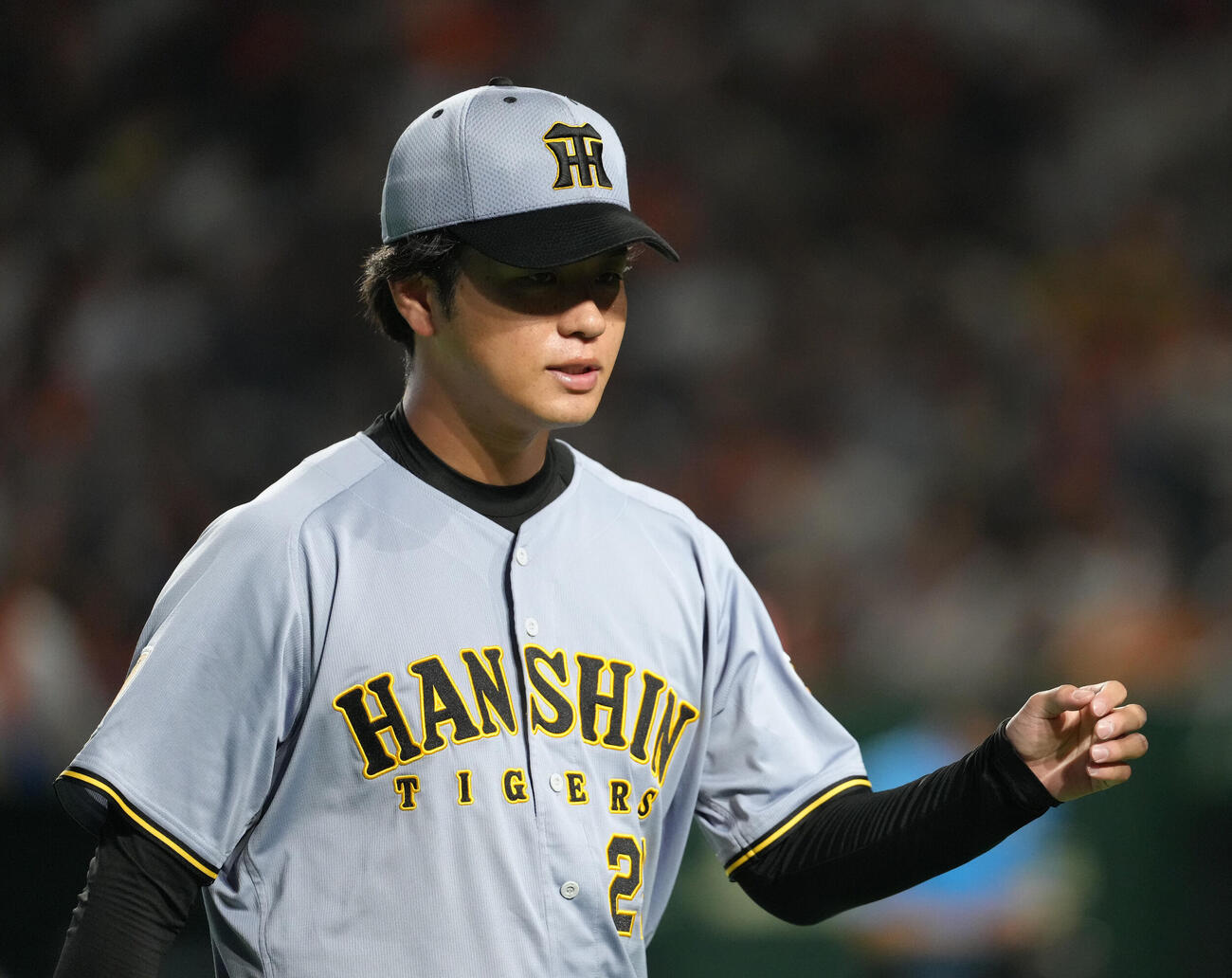 巨人対阪神　5回を無失点で終え、ベンチに戻る高橋遥人（撮影・足立雅史）