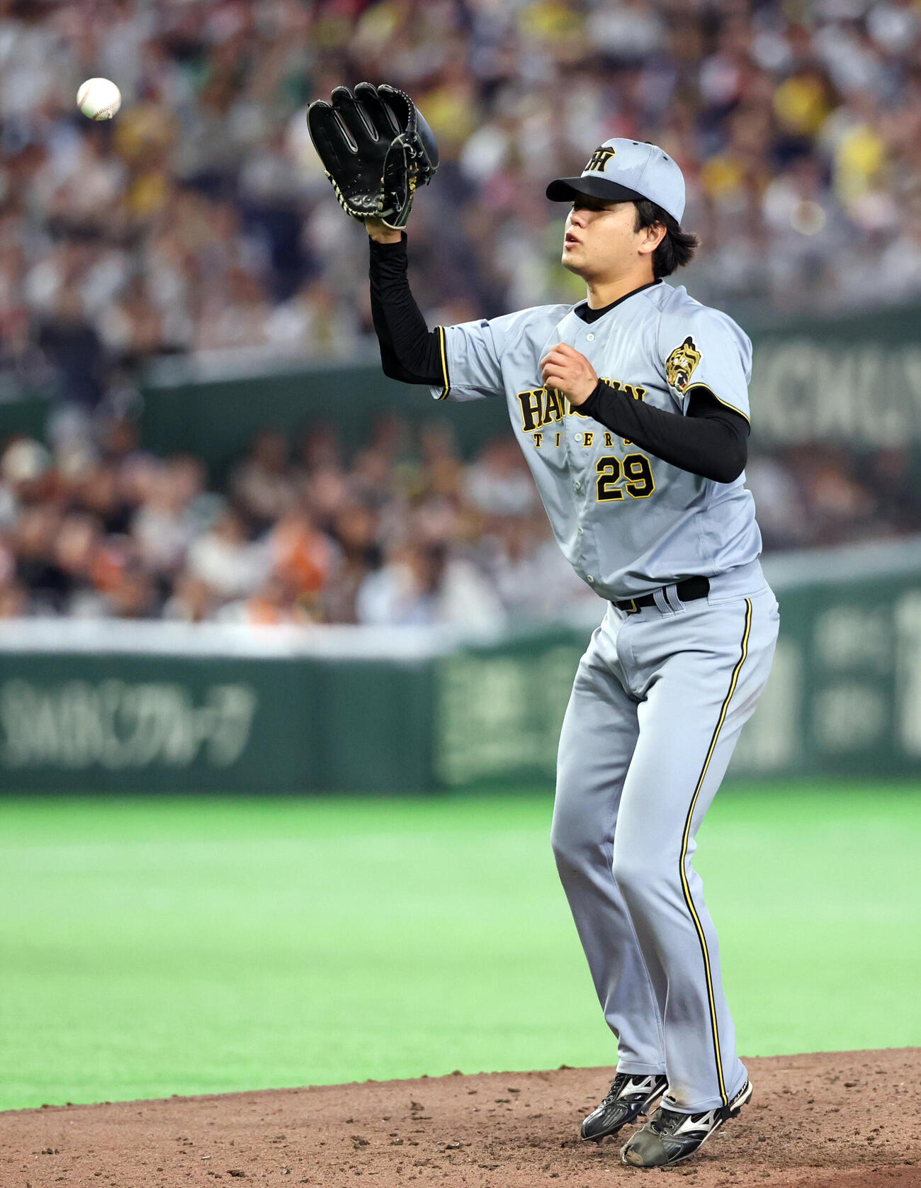 巨人対阪神　5回裏巨人2死一塁、浦田俊輔の打球を捕球し投手ゴロに仕留める高橋遥人（撮影・浅見桂子）