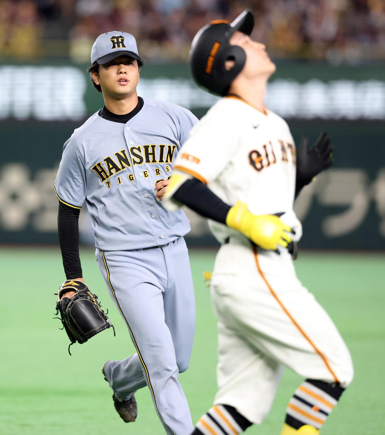 巨人対阪神　5回裏巨人2死一塁、浦田俊輔（手前）を投手ゴロに仕留めた高橋遥人（撮影・浅見桂子）