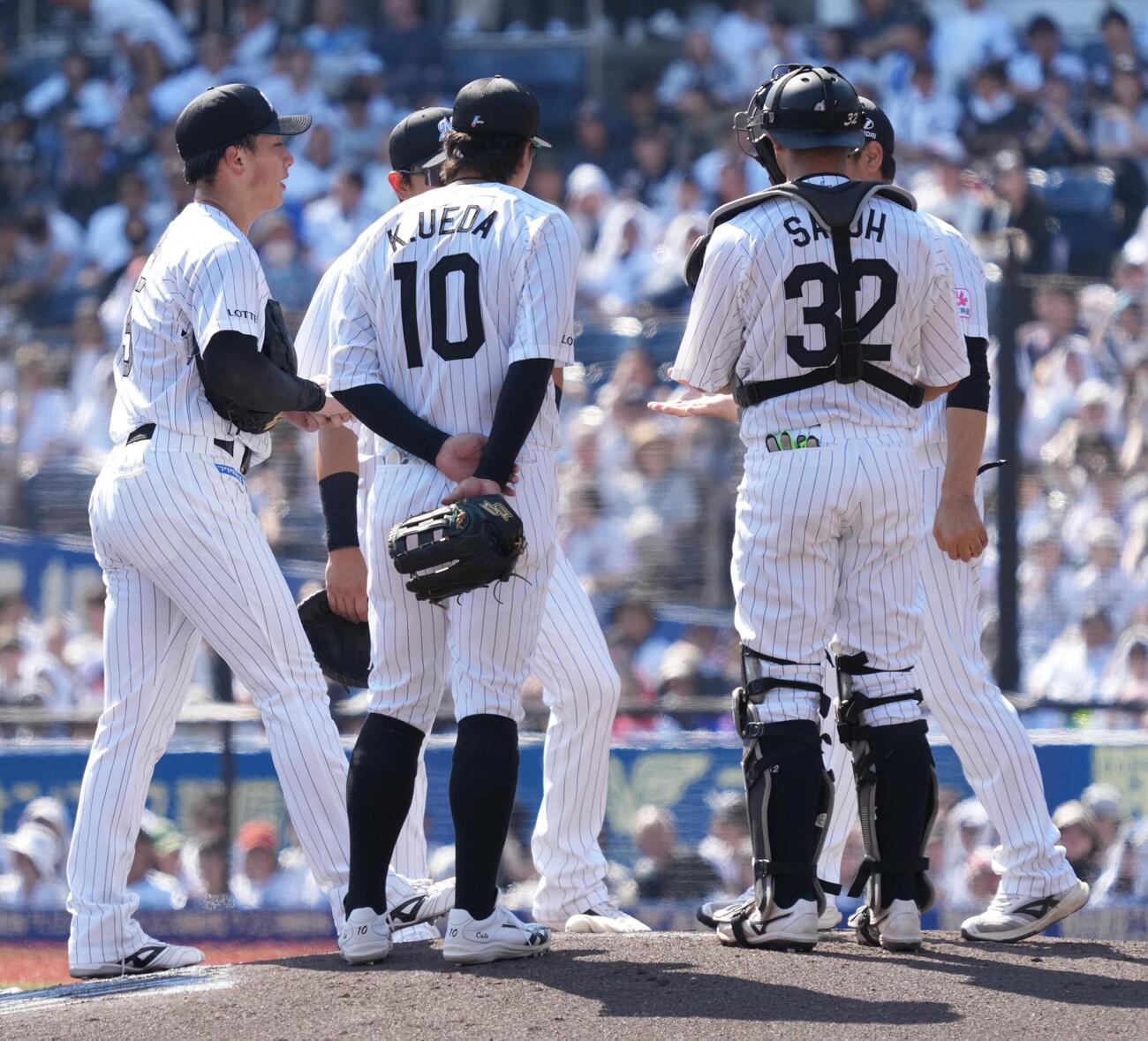 ロッテ対DeNA　ロッテ先発の田中晴也（左）は2回途中KO降板する（2026年6月13日撮影）