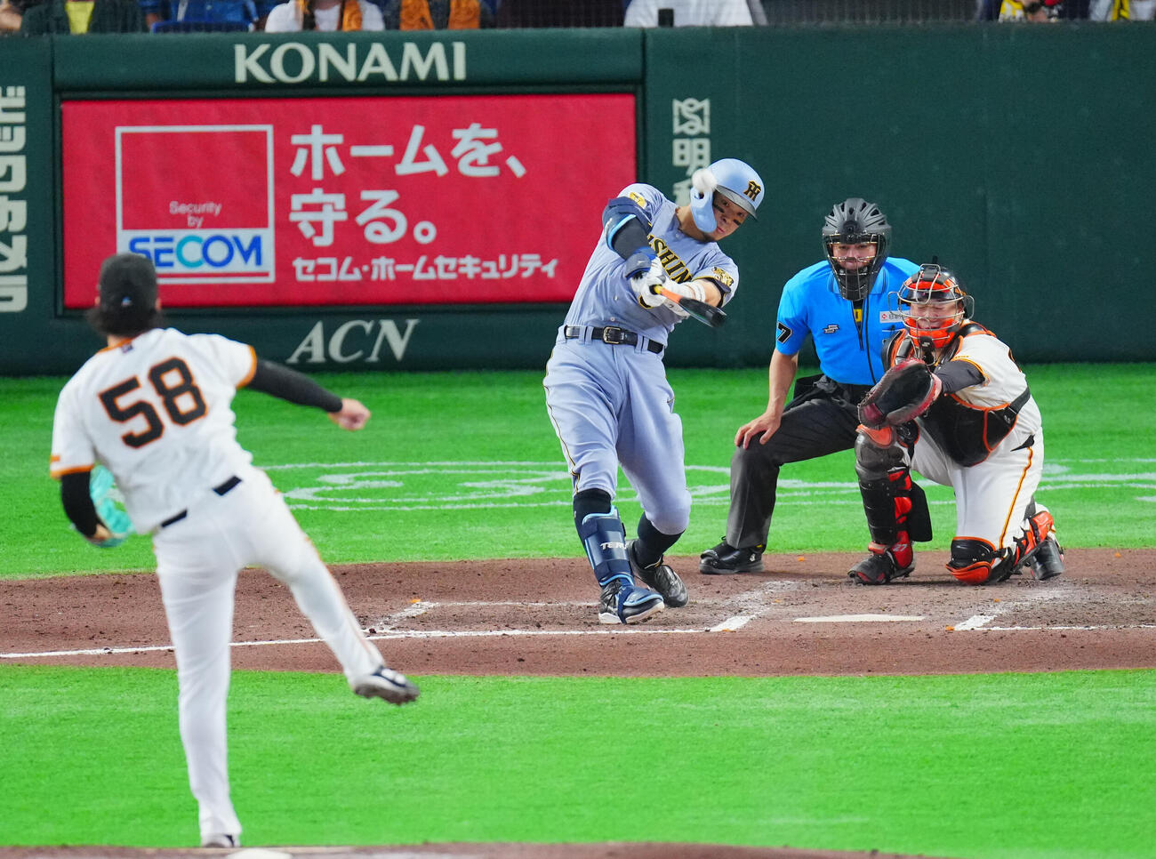 巨人対阪神　7回表阪神無死、通算150号となるソロ本塁打を放つ佐藤輝明。投手船迫大雅（撮影・垰建太）