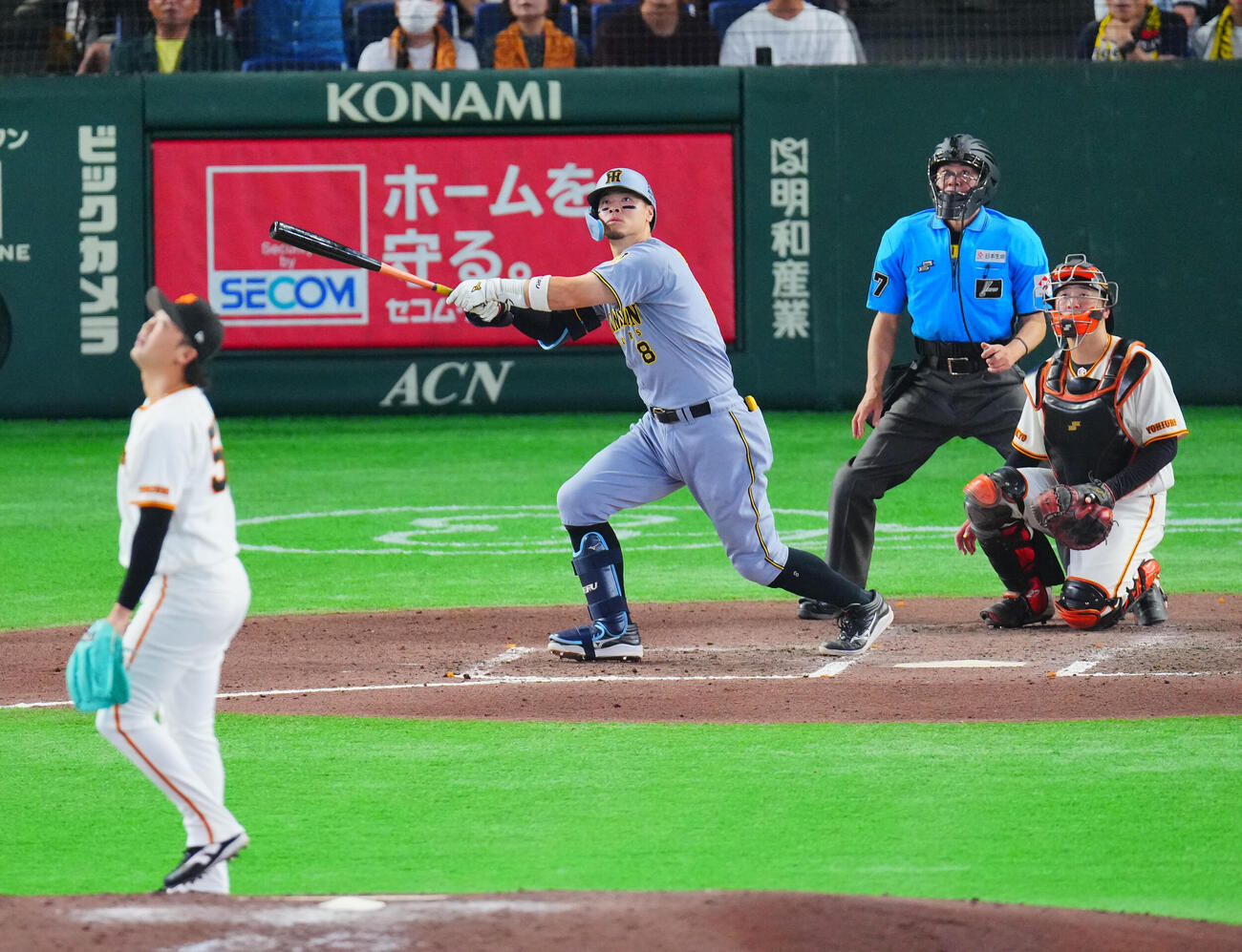巨人対阪神　7回表阪神無死、通算150号となるソロ本塁打を放つ佐藤輝明。投手船迫大雅（撮影・垰建太）