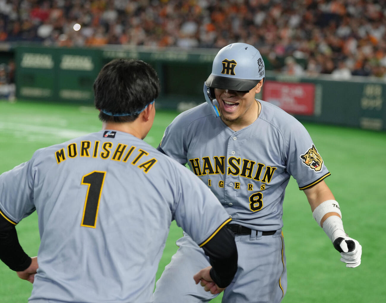 巨人対阪神　3回表阪神1死、佐藤輝明（右）は右越え本塁打を放ち森下翔太とポーズを決める（撮影・足立雅史）