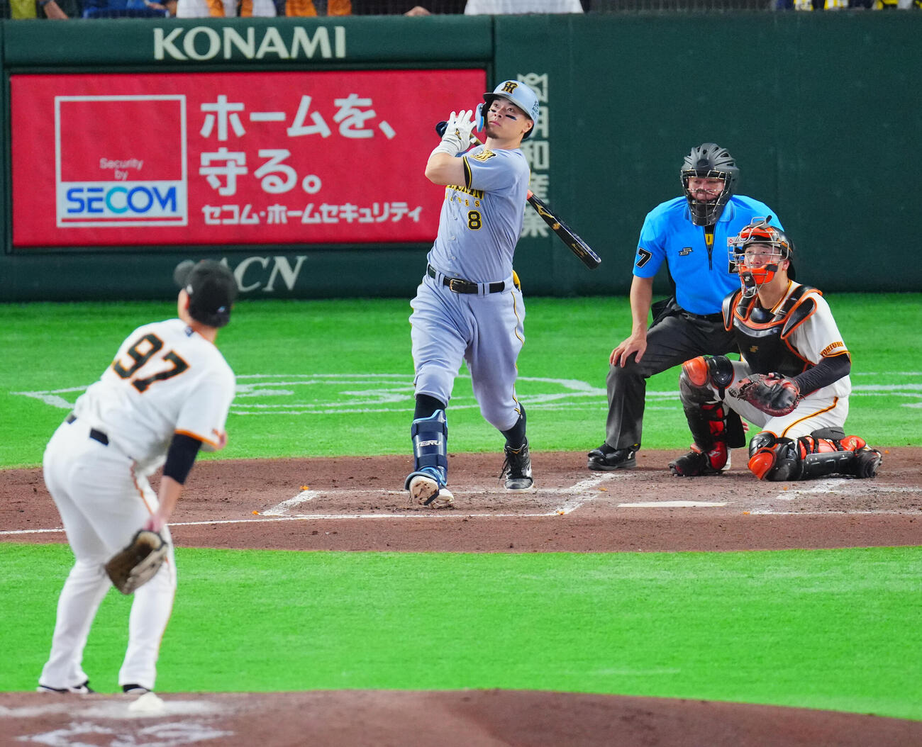 巨人対阪神　3回表阪神1死、2者連続となるソロ本塁打を放つ佐藤輝明。投手井上温大（撮影・垰建太）