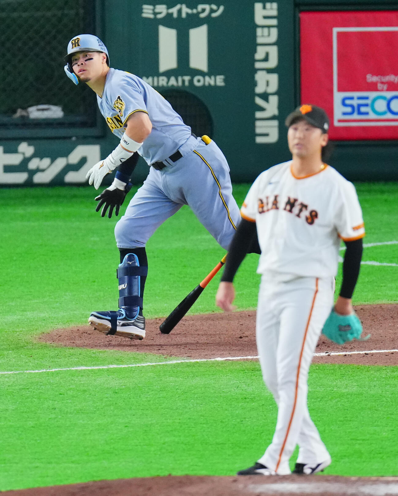 巨人対阪神　7回表阪神無死、通算150号となるソロ本塁打を放つ佐藤輝明。投手船迫大雅（撮影・垰建太）