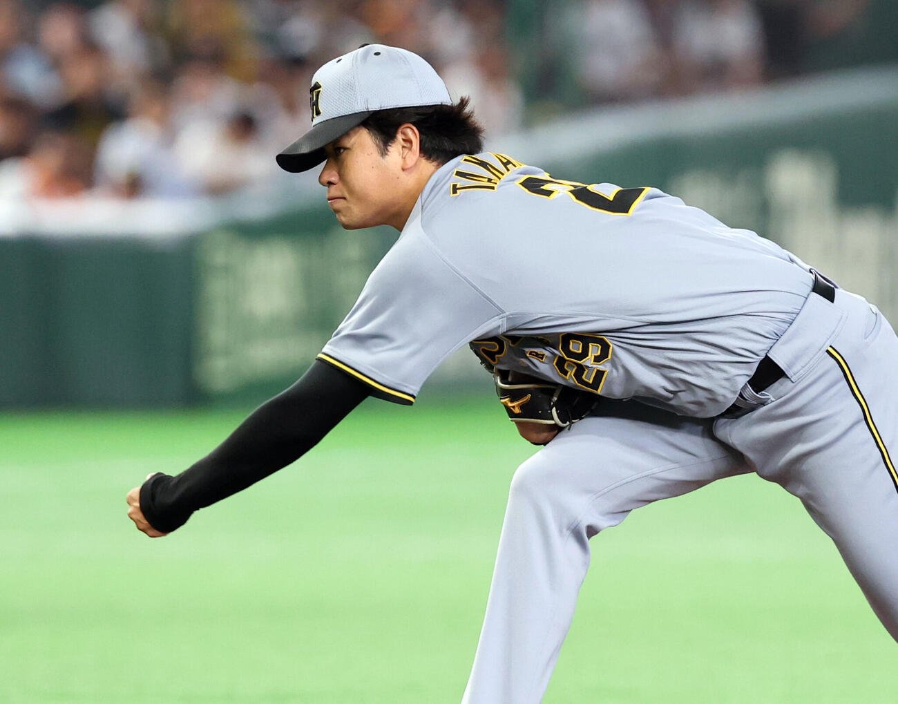 巨人対阪神　力投する阪神先発の高橋遥人（撮影・浅見桂子）