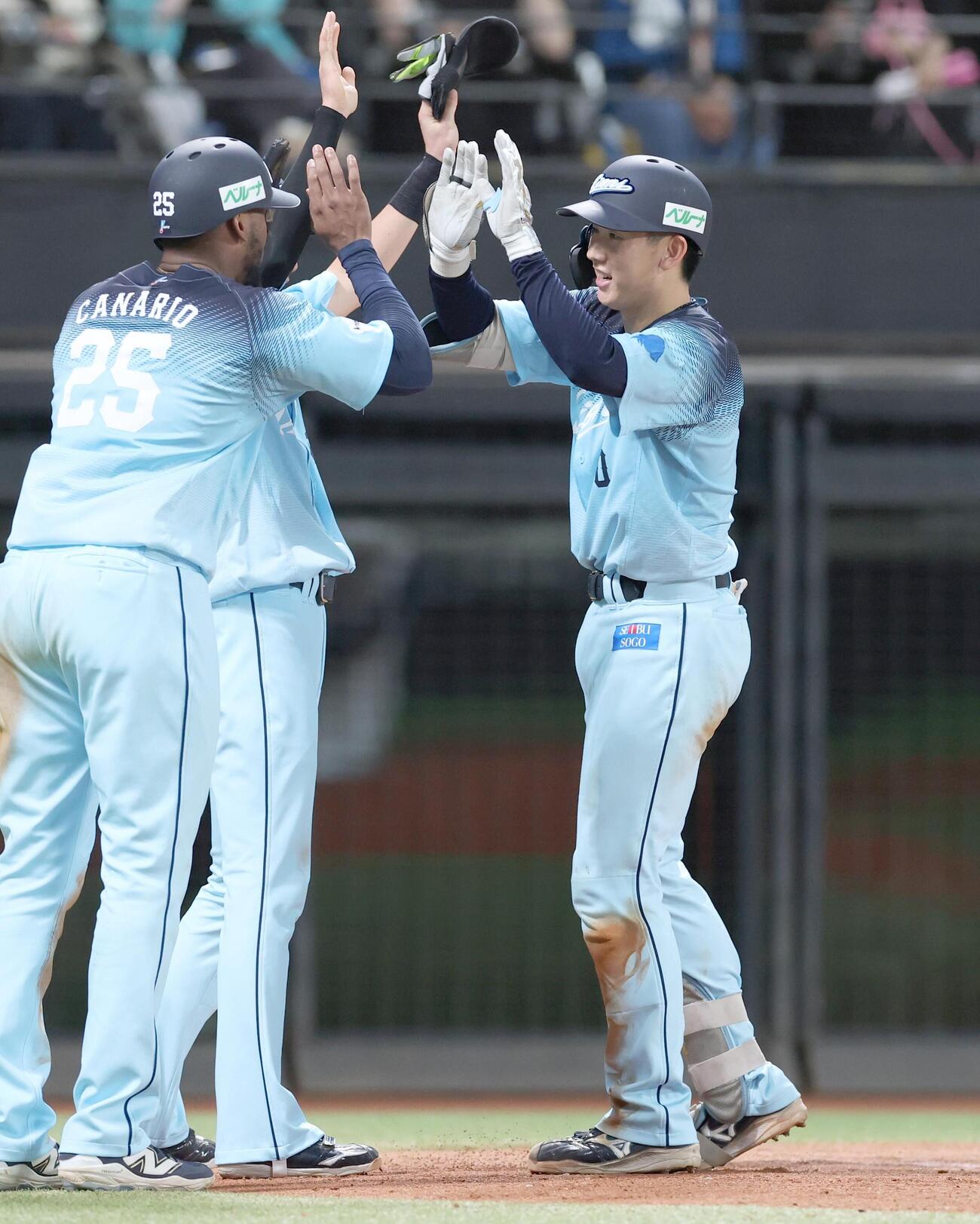 日本ハム対西武　7回表、3点本塁打を放ち笑顔で生還する小島大河（撮影・黒川智章）
