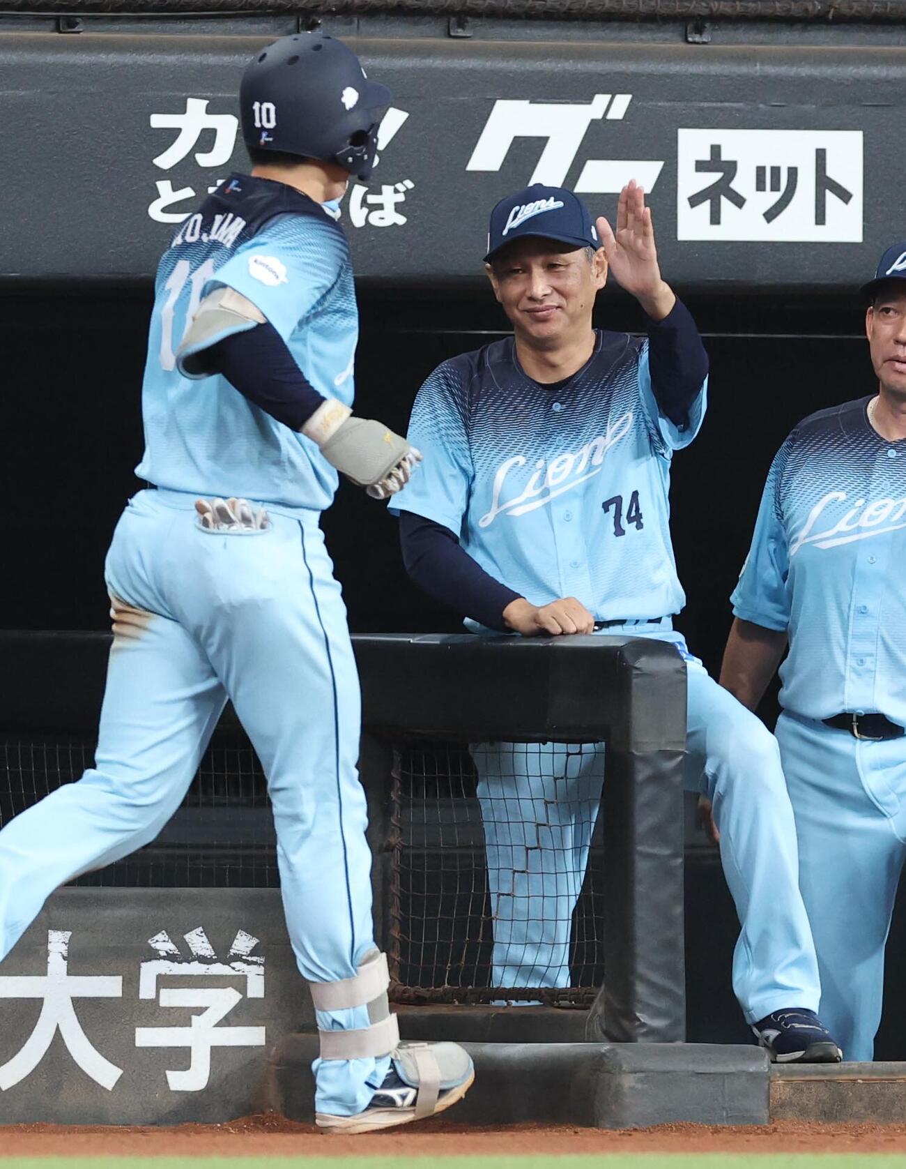 日本ハム対西武　7回表、3点本塁打を放った小島大河を出迎える西口文也監督（撮影・黒川智章）