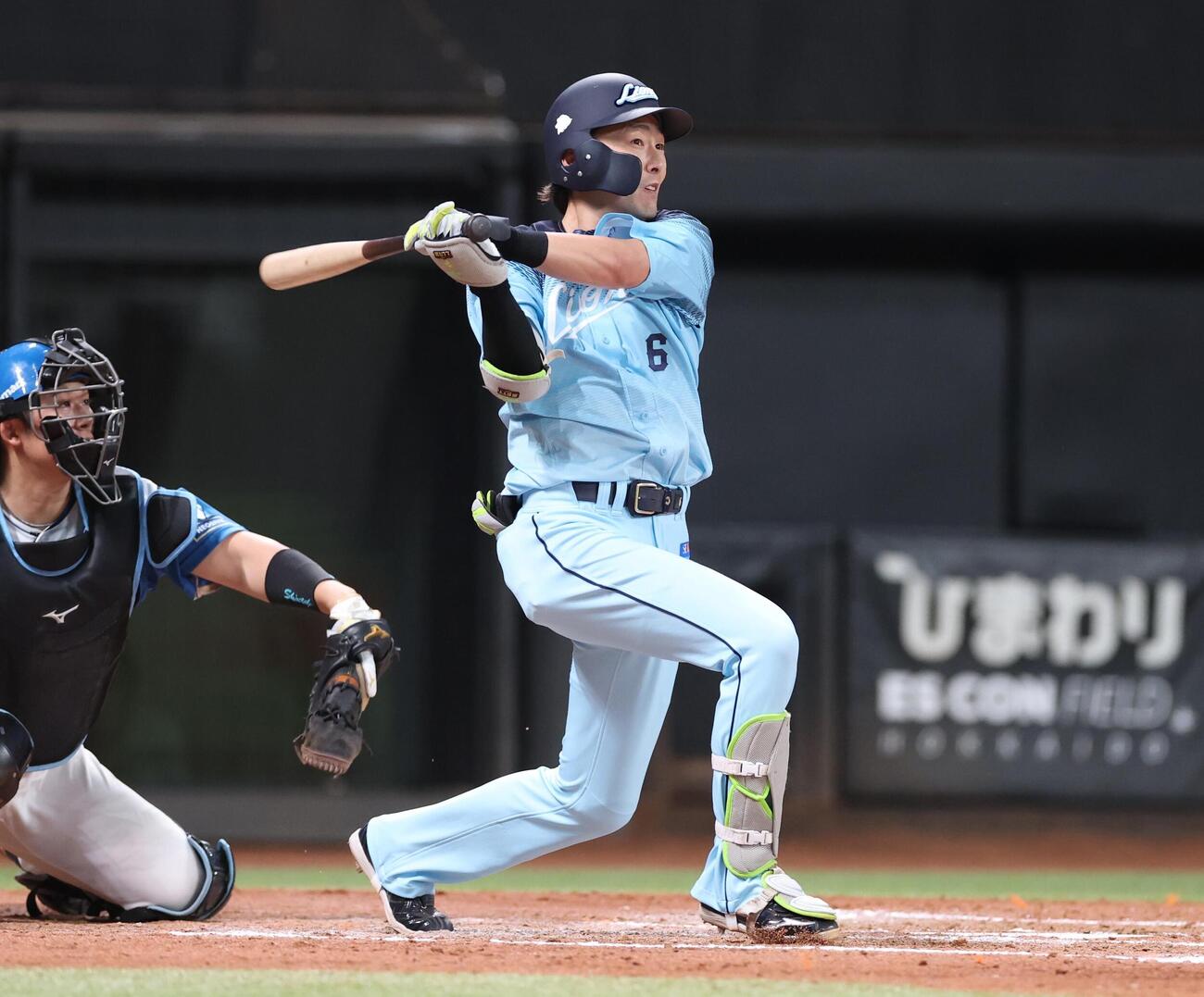 日本ハム対西武　7回表西武二、三塁、2点適時二塁打を放つ源田壮亮（撮影・黒川智章）