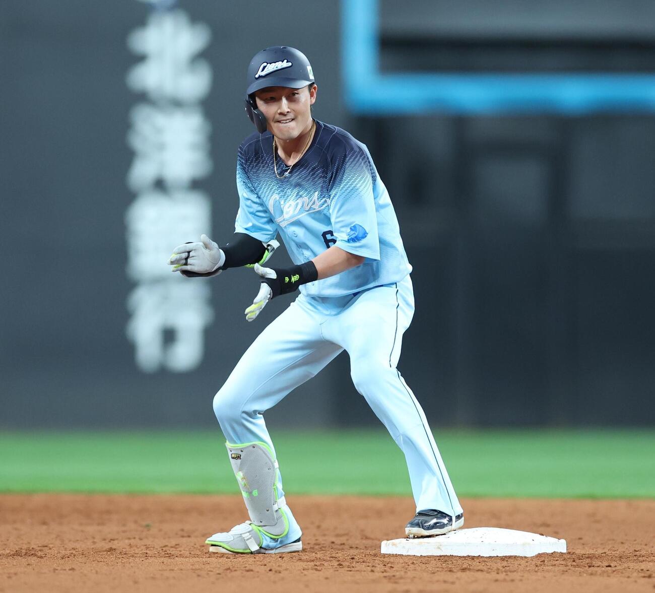 日本ハム対西武　7回表西武二、三塁、2点適時二塁打を放ち手をたたく源田壮亮（撮影・黒川智章）