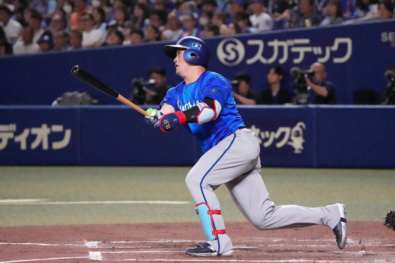 中日対DeNA 3回表DeNA2死、本塁打を放つ牧秀悟（撮影・森本幸一）