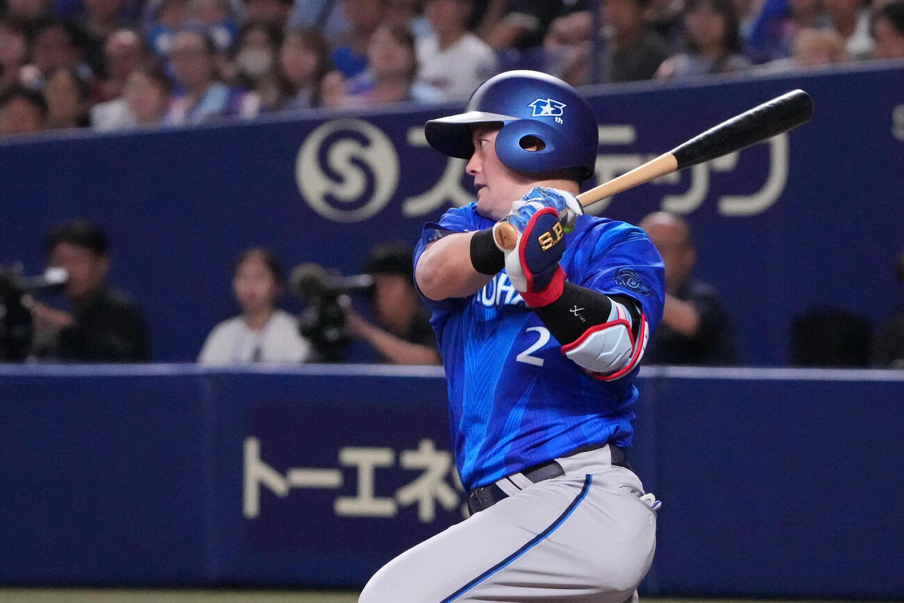 中日対DeNA 5回表DeNA2死二塁、適時打を放つ牧秀悟（撮影・森本幸一）
