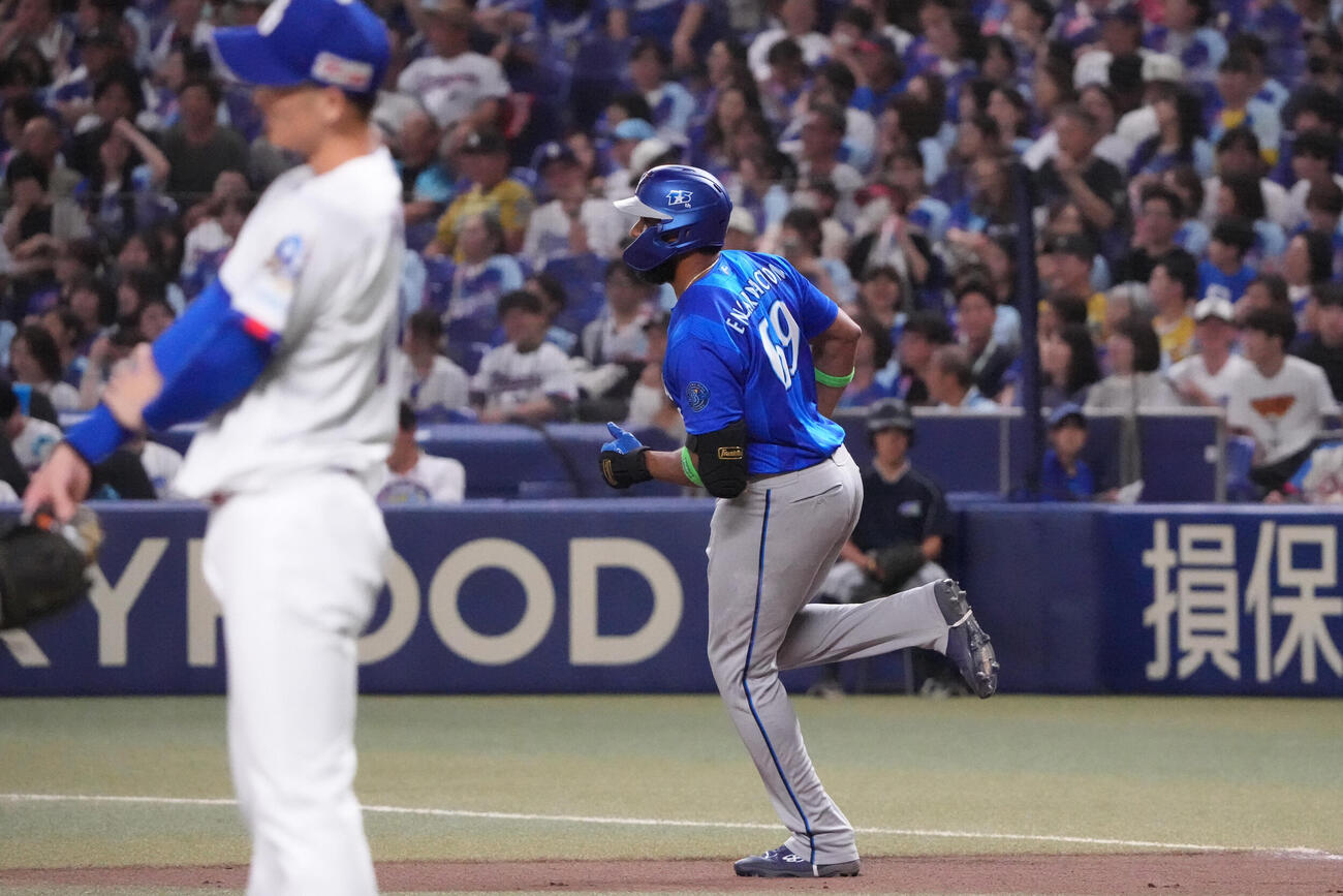中日対DeNA 6回表DeNA無死、ヘラル・エンカーナシオン（右）は本塁打を放ちダイヤモンドを回る（撮影・森本幸一）