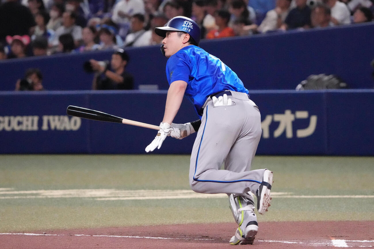 中日対DeNA 6回表DeNA無死、安打を放つ佐野恵太（撮影・森本幸一）