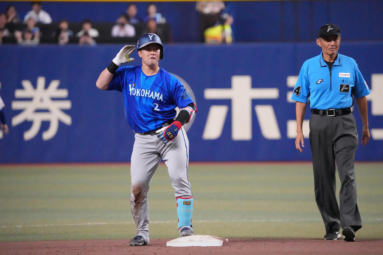 中日対DeNA 5回表DeNA2死二塁、牧秀悟（左）は適時打を放ち送球の間に二塁へ進みベンチに向かってアピールする（撮影・森本幸一）