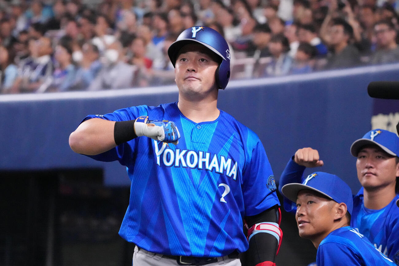 中日対DeNA 3回表DeNA2死、牧秀悟（左）は本塁打を放ちデスターシャを決める（撮影・森本幸一）