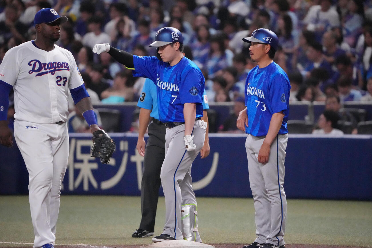 中日対DeNA 6回表DeNA無死、佐野恵太（中央）は安打を放ち出塁する（撮影・森本幸一）