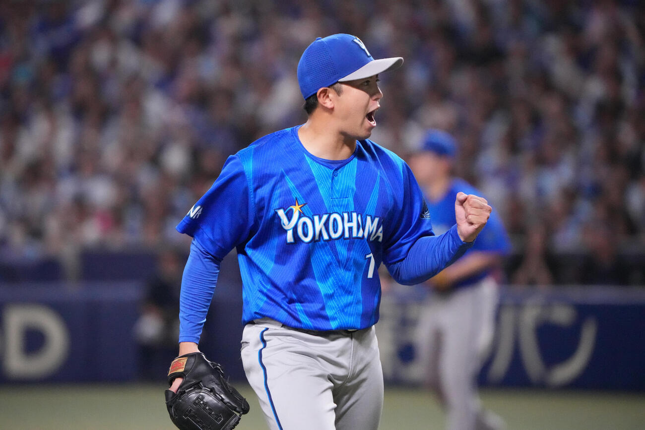 中日対DeNA 6回裏中日2死一、二塁、細川成也を遊ゴロに打ちとりガッツポーズをする東克樹（撮影・森本幸一）