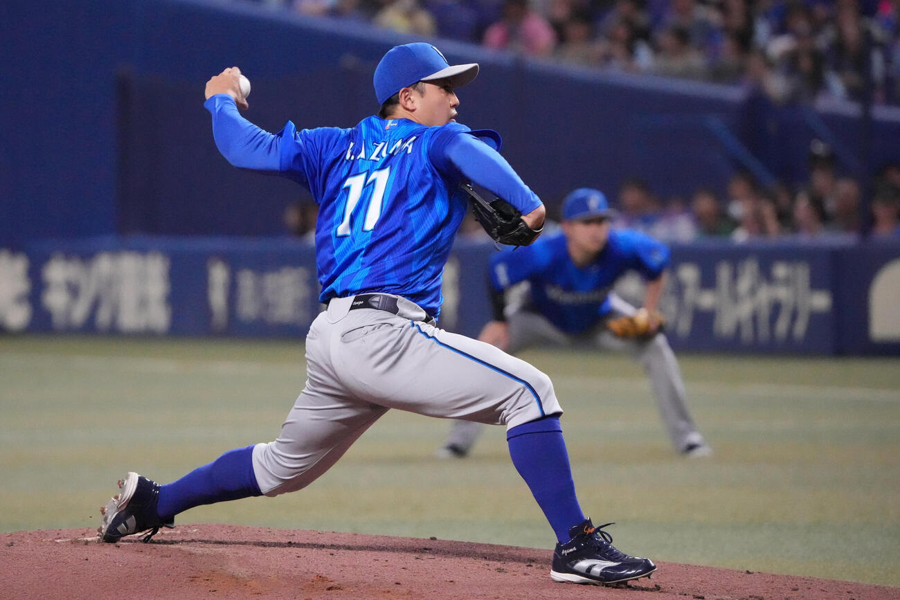 中日対DeNA 1回裏、登板するDeNA先発の東克樹（撮影・森本幸一）