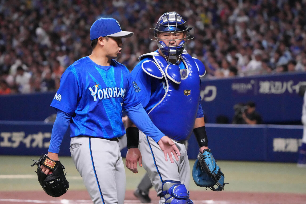 中日対DeNA 1回終了、DeNA先発の東克樹（左）は戸柱恭孝と言葉を交わしながらベンチへ戻る（撮影・森本幸一）