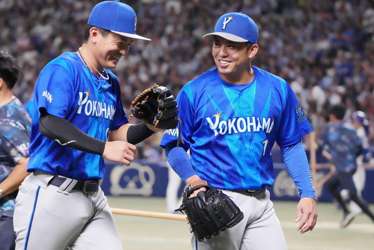 中日対DeNA 3回終了、DeNA先発の東克樹（右）は林琢真とタッチを交わし明るい表情でベンチへ戻る（撮影・森本幸一）