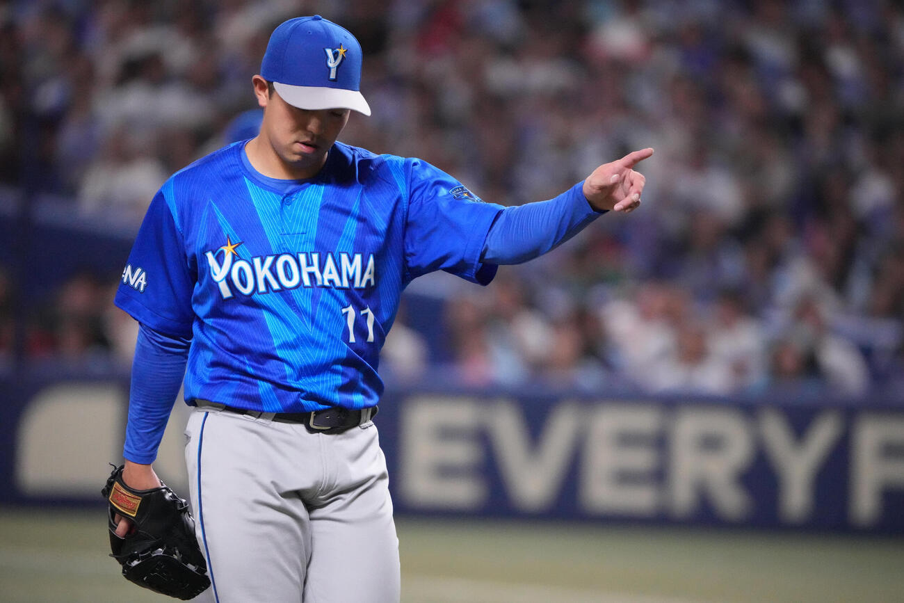 中日対DeNA 4回裏中日2死、ミゲル・サノーを三振に仕留め戸柱恭孝を指さしながらベンチへ戻るDeNA先発の東克樹（撮影・森本幸一）