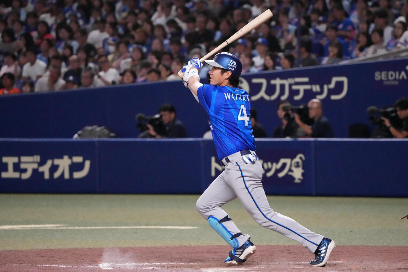 中日対DeNA 9回表DeNA無死、本塁打を放つ度会隆輝（撮影・森本幸一）