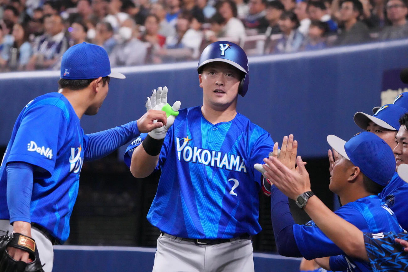 中日対DeNA 3回表DeNA2死、牧秀悟（中央）は本塁打を放ちナインとタッチを交わす（撮影・森本幸一）