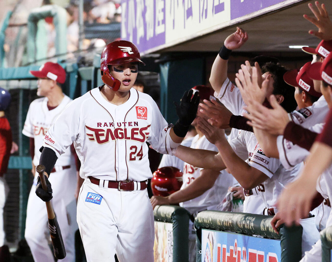 楽天対オリックス　6回裏楽天無死、黒川史陽はソロ本塁打を放ちベンチ前でタッチ（撮影・鈴木正人）