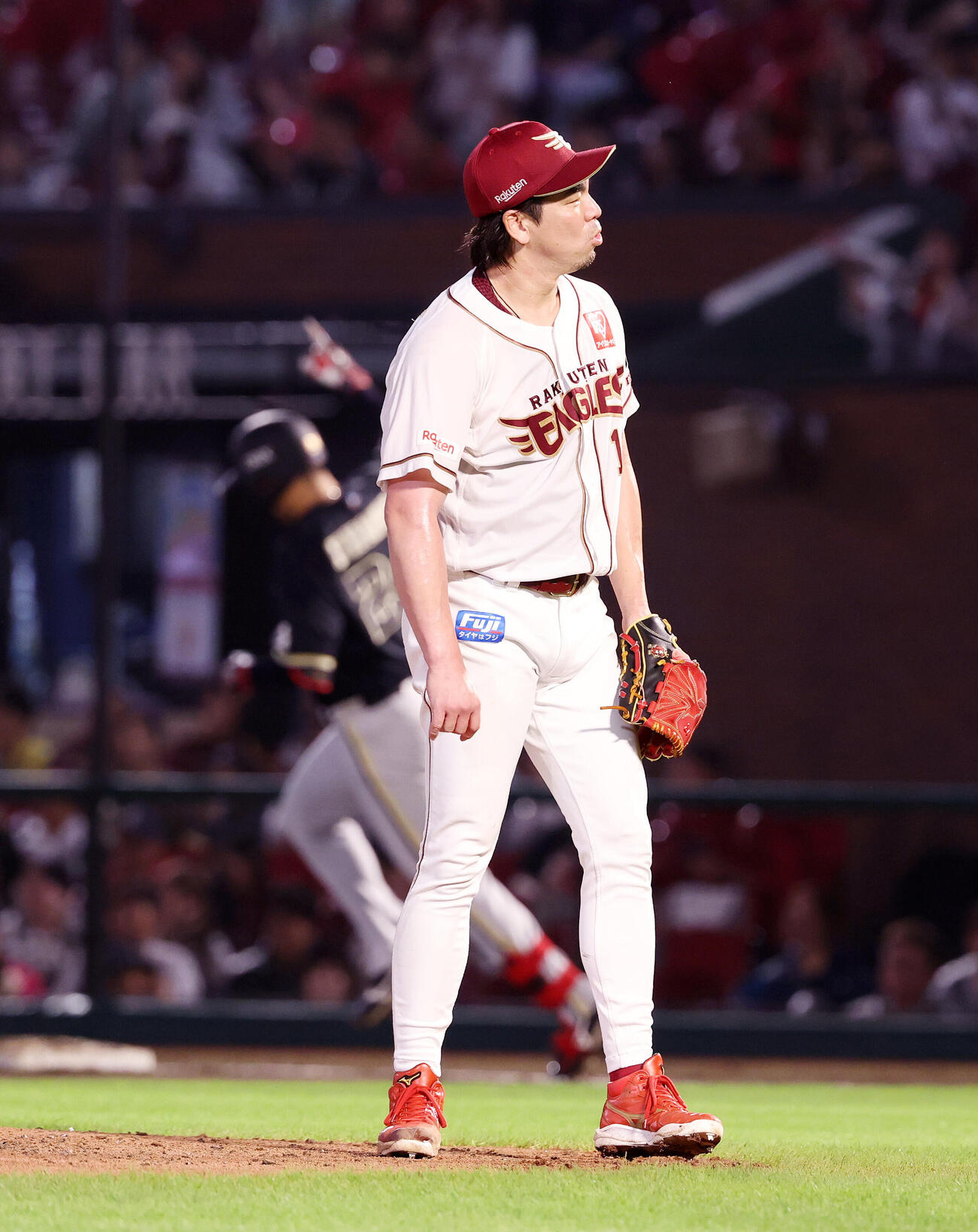 楽天対オリックス　4回表オリックス1死一塁、紅林弘太郎（後方）に2点本塁打を放たれた楽天前田健太（撮影・鈴木正人）