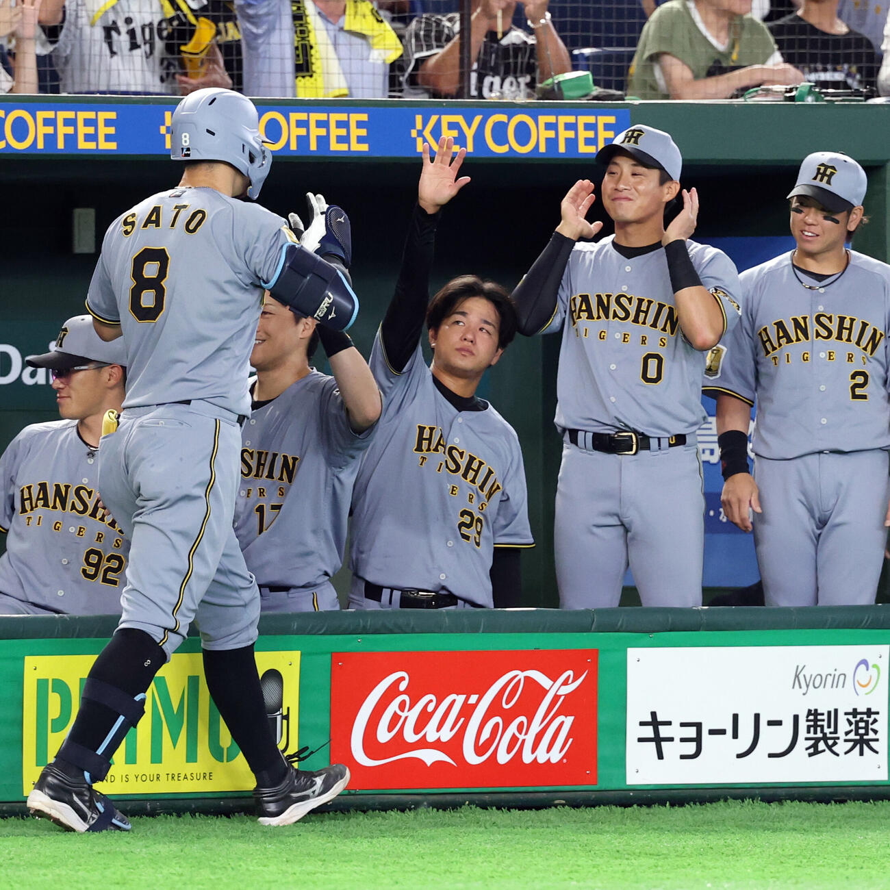 巨人対阪神　3回表阪神1死、佐藤輝明（左）がソロ本塁打を放ち迎える高橋遥人ら（撮影・浅見桂子）