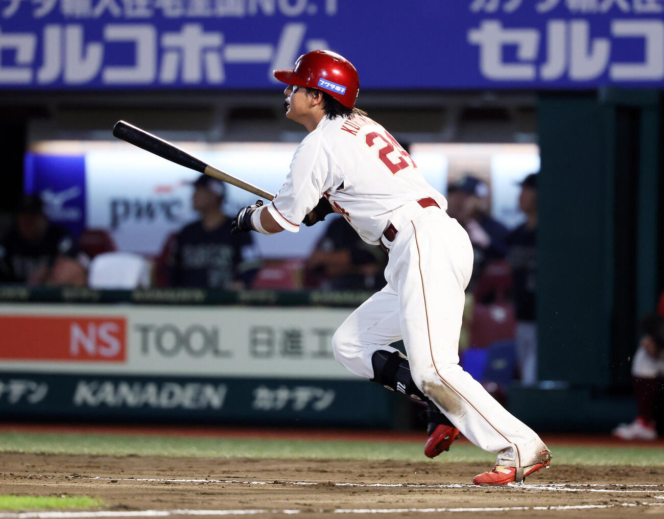 楽天対オリックス　6回裏楽天無死、黒川史陽はソロ本塁打を放つ（撮影・鈴木正人）