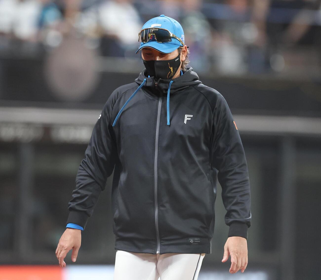 日本ハム対西武　投手交代を告げる新庄剛志監督（撮影・黒川智章）